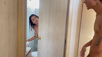 Espiando a mi hermanastra mientras toma un rico baño