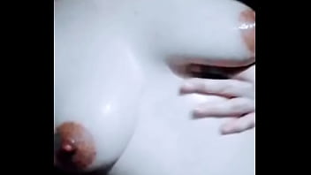 Ella se acaricia las tetas en el baño