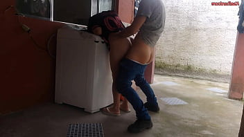 Dona de casa casada paga técnico de máquina de lavar com a bunda enquanto marido esta fora
