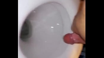 O laba cu ejaculare la baie dupa webcam pe sk O laba cu ejaculare la baie dupa webcam pe sk