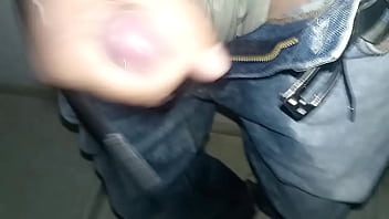 Pantalones orinados con pañal de tela y dos deliciosos orgasmos con pajita de noche lluviosa