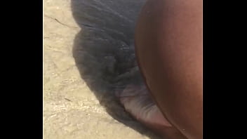 En la playa con mis nalgas en tierra En la playa con mis nalgas en tierra