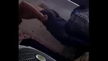 Mò cu trai ngủ say và nó thức nó cười
