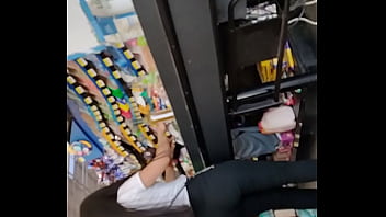 Chica con buen culo en supermercado Chica con buen culo en supermercado