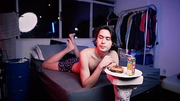 Brasil twink latino brasileiro comendo pizza com pouca roupa fetiche Brasil twink latino brasileiro comendo pizza com pouca roupa fetiche
