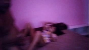 Para atrair minha enteada para meu quarto sempre ponho desenho animado teen anal age play saindo anal