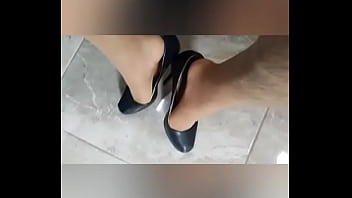 Deliciosa travesti en pantimedias y zapatillas modelo jennytvcl Deliciosa travesti en pantimedias y zapatillas modelo jennytvcl
