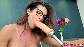 Tranny janaina carvalho treats her ass to machine sex