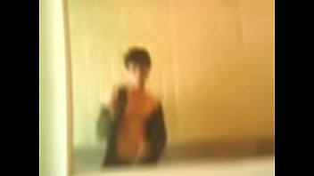 Masturbandome frente al espejo en un baño publico Masturbandome frente al espejo en un baño publico