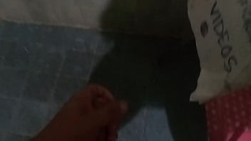 Jugando con mi verga bañándome Jugando con mi verga bañándome