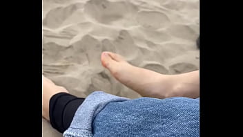 Feet on the sand pies sobre la arena Feet on the sand pies sobre la arena