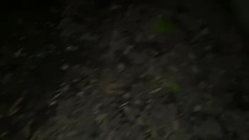 Arrapato esibizionista cerca una guardona sborrata pubblica nel parco e gemiti sega in pubblico e passeggiata senza slip con il cazzo in mostra