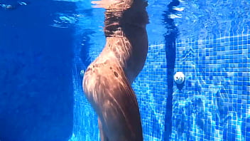 Una exuberante milf penetrada bajo el agua Una exuberante milf penetrada bajo el agua