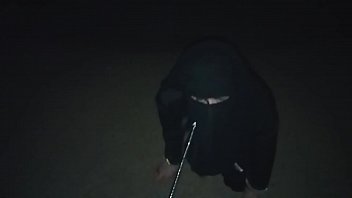Chienne en niqab tenue en laisse Chienne en niqab tenue en laisse