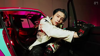Coreanos estadounidenses japoneses canadienses bailando en un porshe Coreanos estadounidenses japoneses canadienses bailando en un porshe