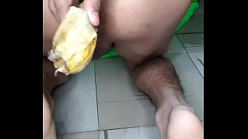 Metiendose una banana Metiendose una banana