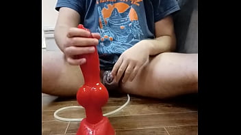 Je joue avec mon énorme dilto et je cum dans ma chasteté cage Je joue avec mon énorme dilto et je cum dans ma chasteté cage