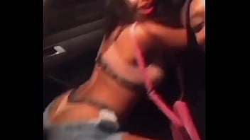 Moviendo el culo en el auto con mi amiga