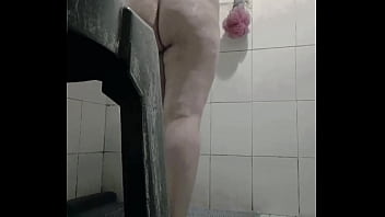 Gordibuena bañandose mostrando su gran culo