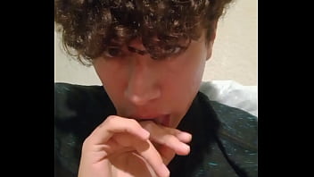 Chico lindo de 18 años se come su cum Chico lindo de 18 años se come su cum