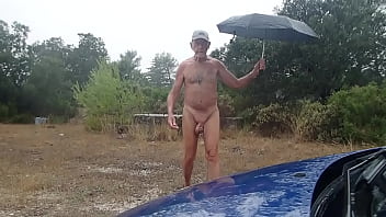 A poil en balade sous une averse d'orage A poil en balade sous une averse d'orage