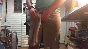 Gozándolo solo en casa