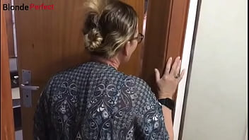 Serviço de quarto a empregada madura fode com hóspede do hotel e leva uma jatada na boca Serviço de quarto a empregada madura fode com hóspede do hotel e leva uma jatada na boca