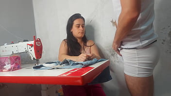 Costureira observando ereção do cliente Costureira observando ereção do cliente