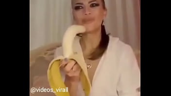 Chupando uma banana inteira Chupando uma banana inteira