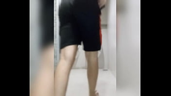 Saindo na porta do banheiro público Saindo na porta do banheiro público