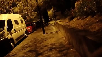 Sortie dans la rue la nuit avec la pluie Sortie dans la rue la nuit avec la pluie