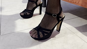 Sexy milf en medias muestra que lleva debajo Sexy milf en medias muestra que lleva debajo