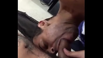 Marte chupando ativo com piercing no pau Marte chupando ativo com piercing no pau