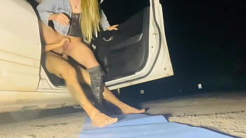 Dotado fudendo safada na beira da estrada bareback Dotado fudendo safada na beira da estrada bareback