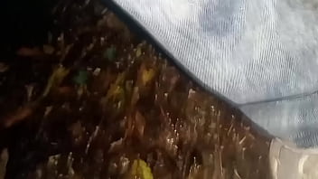 Pantalones orinados con pañal de tela y dos deliciosos orgasmos con pajita de noche lluviosa