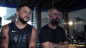 Na casa das proibidas a mila hot puxou o treino e deu gostoso na academia do fv para dois brutos mila hot felipe costa erick frei