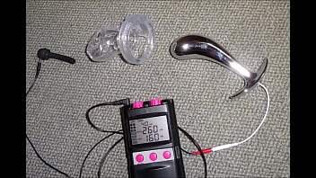 Spermaableitung – stimulation mit elektro buttplug und keuschheitskäfig Spermaableitung – stimulation mit elektro buttplug und keuschheitskäfig