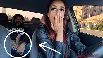 Mulher motorista de aplicativo flagra passageiro se masturbando atrás e agora Mulher motorista de aplicativo flagra passageiro se masturbando atrás e agora