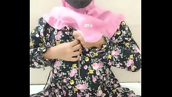 Adik tiri hijab sedang colmek untuk pacarnya Adik tiri hijab sedang colmek untuk pacarnya
