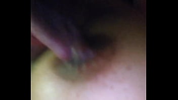 Chupando o peitinho da novinha