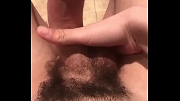 Joven dotado se toca en el baño