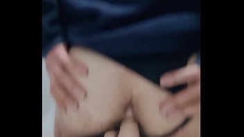 Brincando sobre el pene en el baño Brincando sobre el pene en el baño