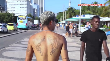 Novinho mamando a piroca do amigo Novinho mamando a piroca do amigo