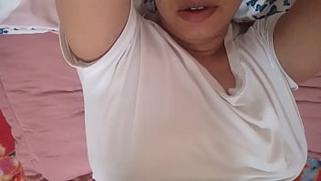 Que alguien me desbarate mi coño estrecho mientras tanto me masturbo sólita real casero amateur