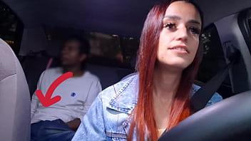 Safada motorista de aplicativo flagra passageiro dotado se masturbando por trás Safada motorista de aplicativo flagra passageiro dotado se masturbando por trás