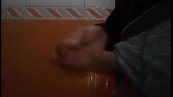 Chico en baño masturbándose Chico en baño masturbándose