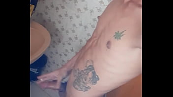Magrinho exibindo seu delicioso pirocao Magrinho exibindo seu delicioso pirocao
