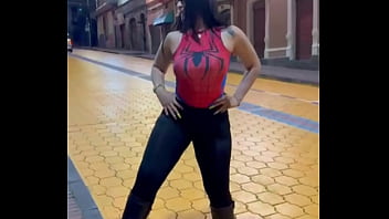 Cosplayer en la calle por la noche peligrosa de quito Cosplayer en la calle por la noche peligrosa de quito