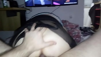 A mulher de saia sentando na piroca A mulher de saia sentando na piroca