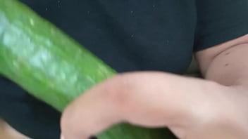 Milf gorda bbw se introduce un pepino por la panocha Milf gorda bbw se introduce un pepino por la panocha
